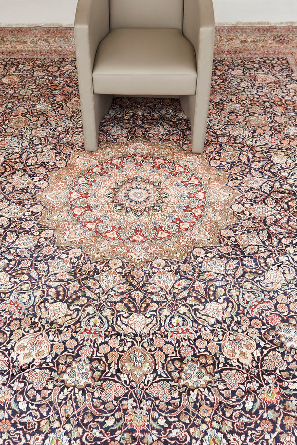 Chinese Silk Rug - pure silk, hand-knotted in China - detailed border and fringe