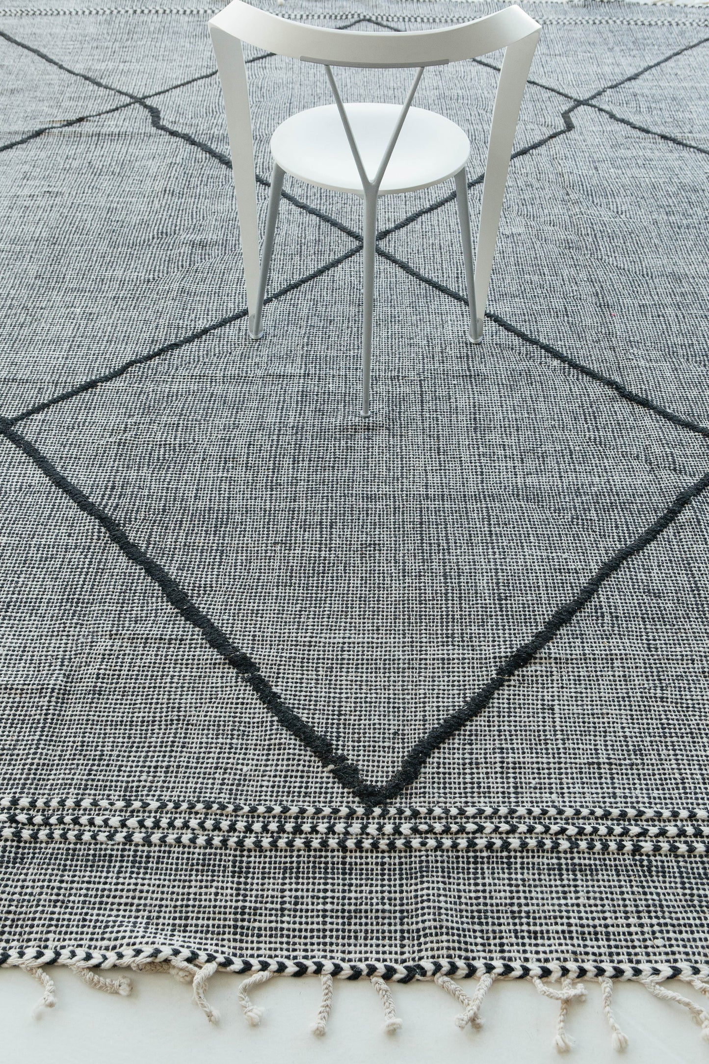 Modern Rug Image 6136 Leste, Atlas Collection