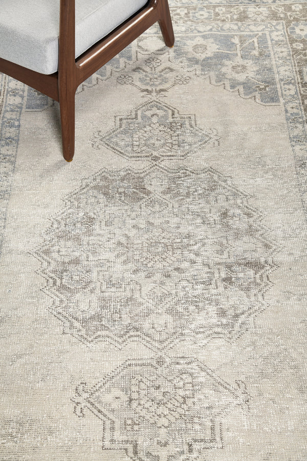 Vintage Turkish Anatolian - hand-knotted in Turkey - detailed border and fringe [#16]