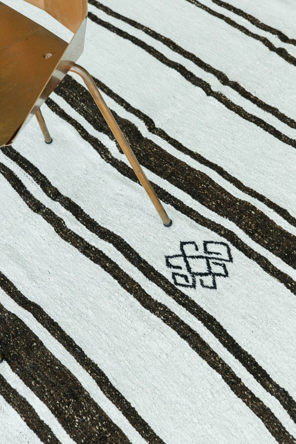 Vintage Turkish Hemp Kilim - flat-weave kilim, hand-knotted in Turkey - close-up of weave texture and pile [#5]