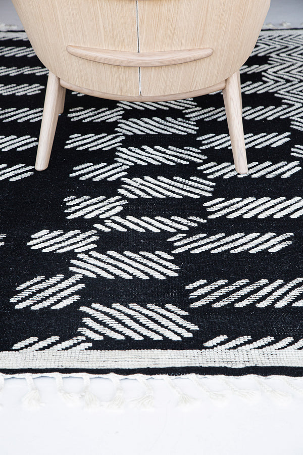 Ibiza, ZigZigZag Collection - detailed border and fringe
