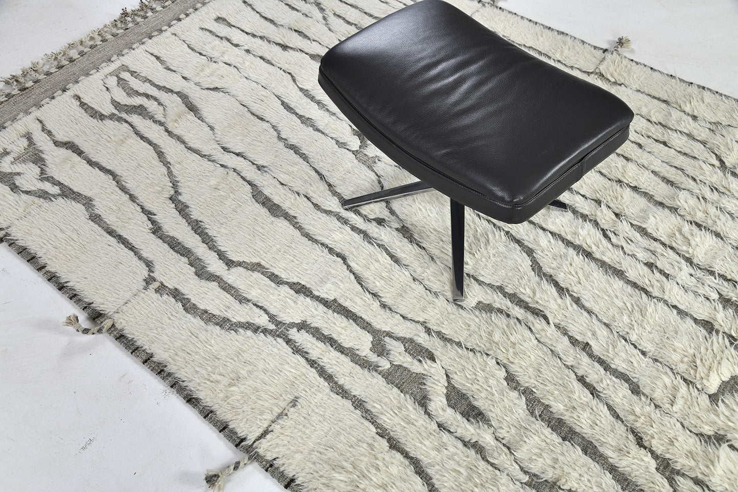 Modern Rug Image 8002 Moringa, Atlas Collection