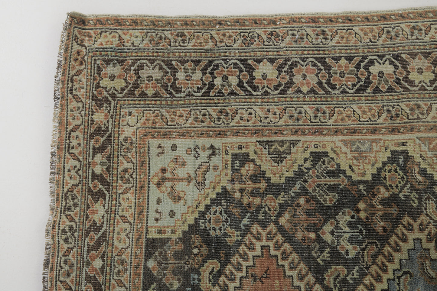 Persian Rug 560 Antique Persian Ghashgaie 29573