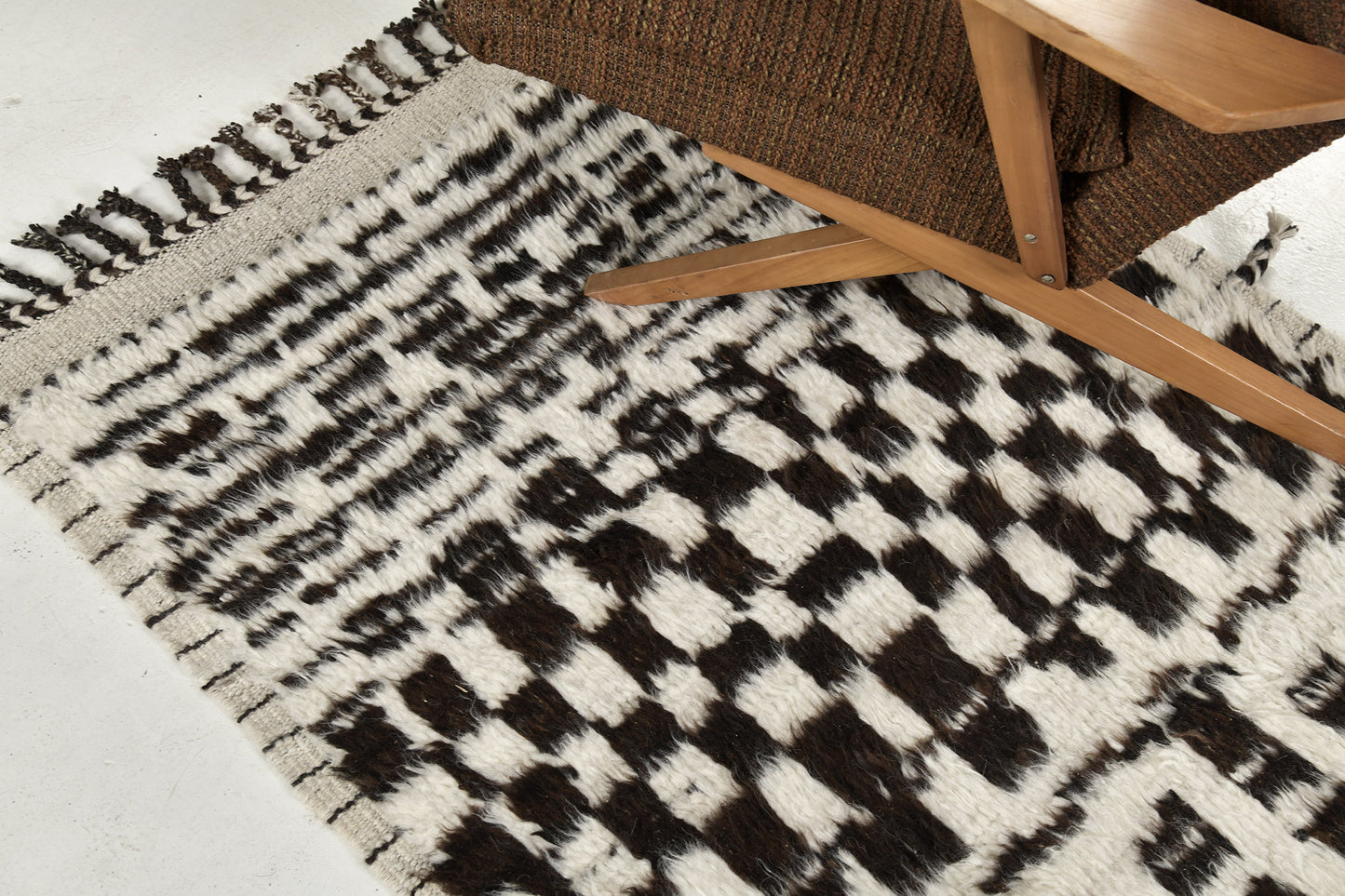 Modern Rug Image 5679 Jugo Runner, Atlas Collection