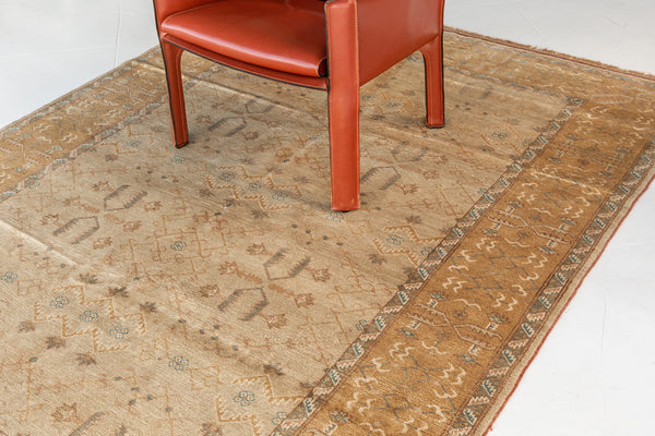 Turkish Ottoman Rug - hand-knotted in Turkey - close-up of weave texture and pile
